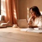 Szerző otthon a laptopja előtt ajánlatkérést ír könyvkiadás indításához.